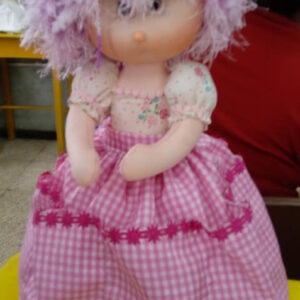 Muñeca de vestido rosado